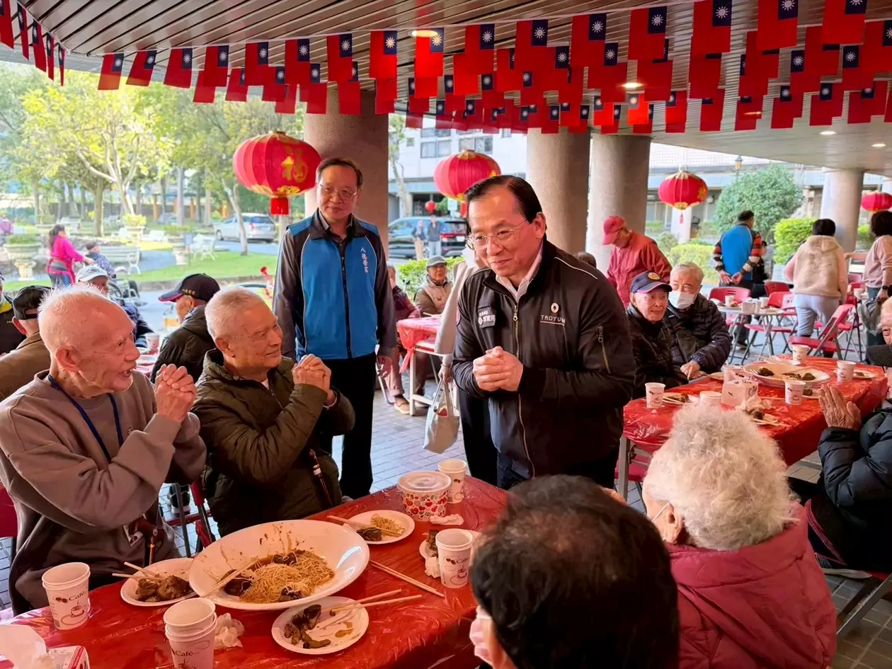 陳寶民親送馬年福袋 八德榮家長輩提前過好年 陳寶民親送馬年福袋 八德榮家長輩提前過好年