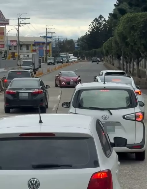 三寶出沒!中壢轎車誤闖逆向車道 下秒大秀「S型倒車」網全看傻 1770952082423 0
