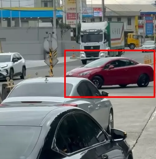 三寶出沒!中壢轎車誤闖逆向車道 下秒大秀「S型倒車」網全看傻 1770952126767 0