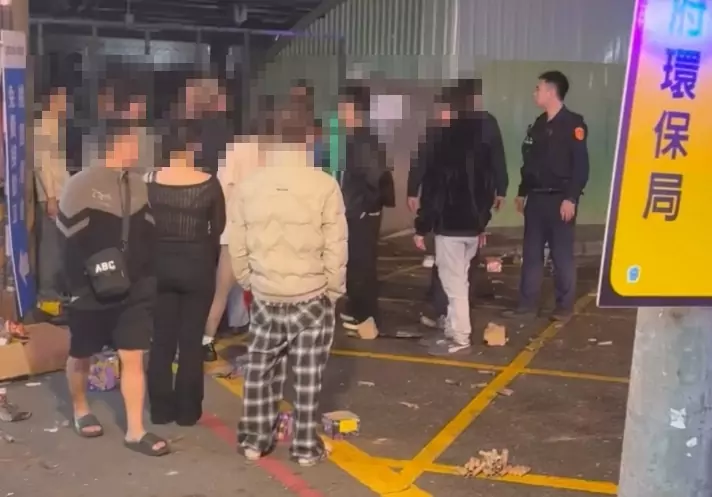 煙火當手榴彈丟?桃園移工狂放炮擾民 警消到場強勢驅離 煙火當手榴彈丟?桃園移工狂放炮擾民 警消到場強勢驅離