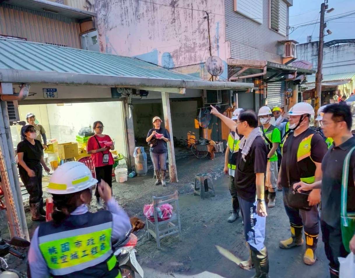 2.↑協助花蓮光復災後援助工作右2：李金益副總工程司