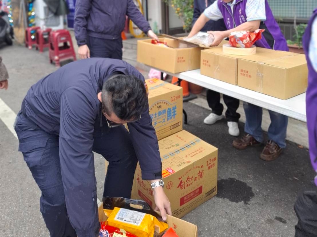 中壢警攜手協會、里長傳遞年節溫暖 贈弱勢家戶生活物資 21141 2