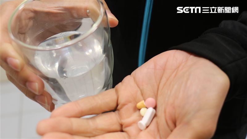 「躺著吃藥」傷食道!藥師建議維持坐、站姿至少30分鐘