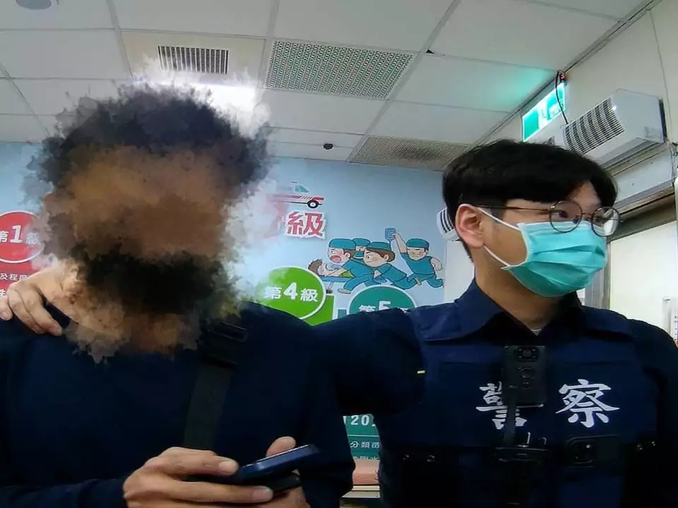 男毒駕自摔躲超商還問「警車誰家的」亂報身分推員警慘遭大外割壓制 男毒駕自摔躲超商還問「警車誰家的」亂報身分推員警慘遭大外割壓制