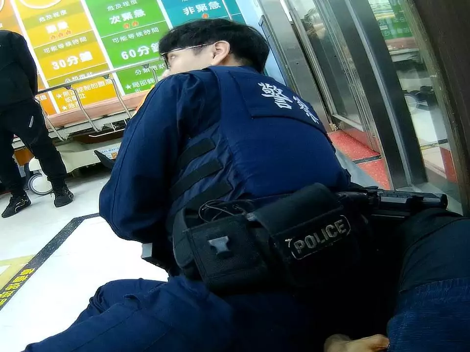 男毒駕自摔躲超商還問「警車誰家的」亂報身分推員警慘遭大外割壓制 2452700 0