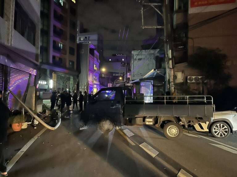 桃園小貨車駕駛恍神 鐵捲門、燈桿慘遭衝撞