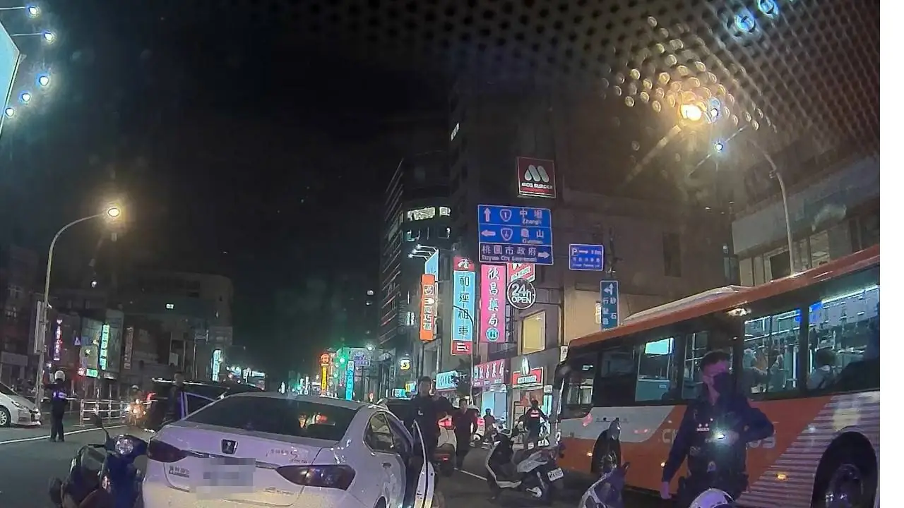 【有片】桃園失聯移工拒檢逆向狂逃 擦撞公車、機車3人受傷 【有片】桃園失聯移工拒檢逆向狂逃 擦撞公車、機車3人受傷