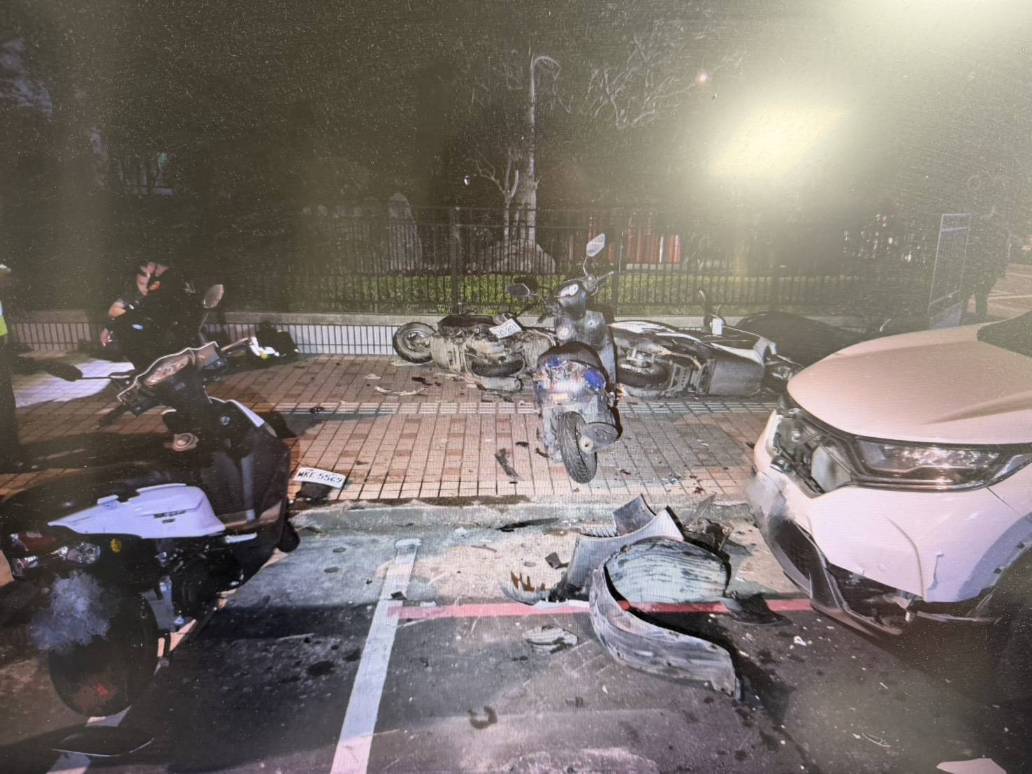 深夜驚魂!桃園自小客失控橫掃7車 現場零件噴飛狼藉