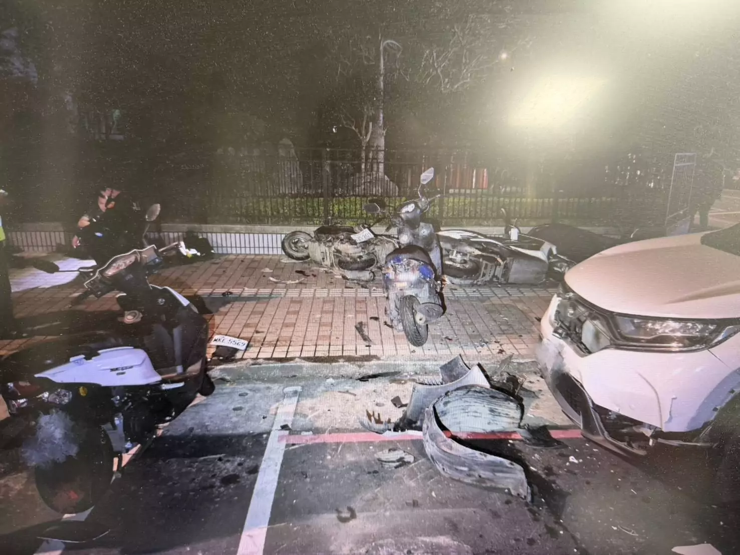 深夜驚魂!桃園自小客失控橫掃7車 現場零件噴飛狼藉 深夜驚魂!桃園自小客失控橫掃7車 現場零件噴飛狼藉