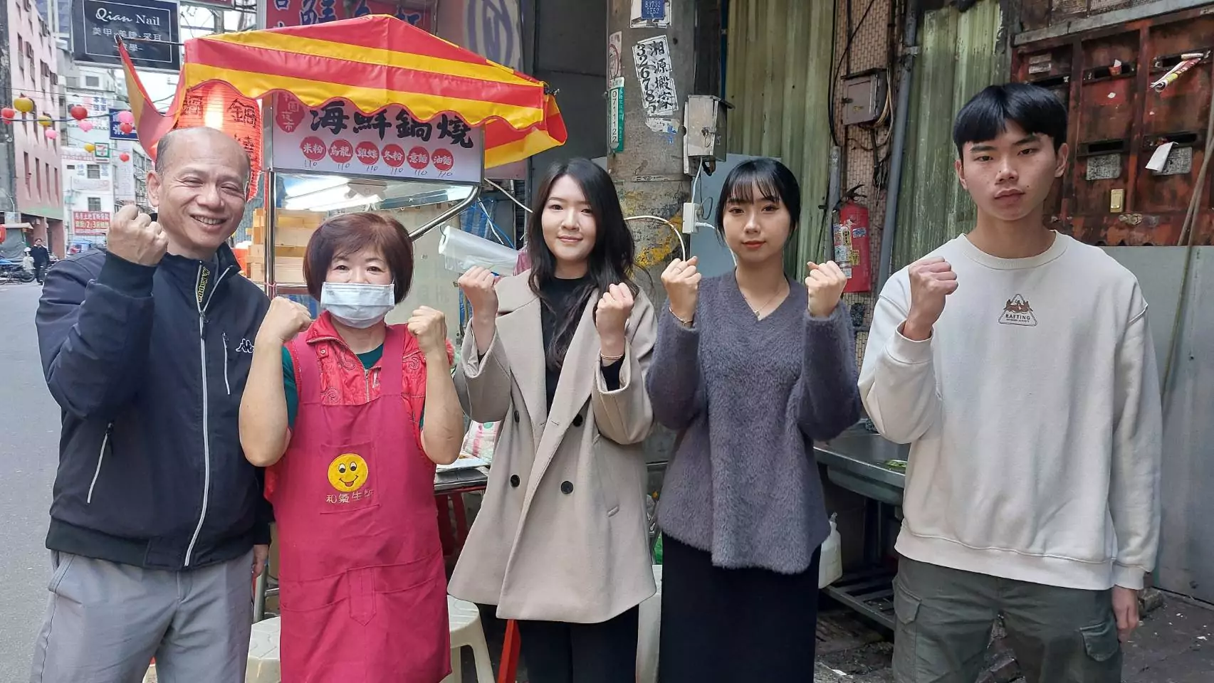 千萬房東遭詐騙一無所有 桃警現身麵攤幫洗菜挺重生 千萬房東遭詐騙一無所有 桃警現身麵攤幫洗菜挺重生
