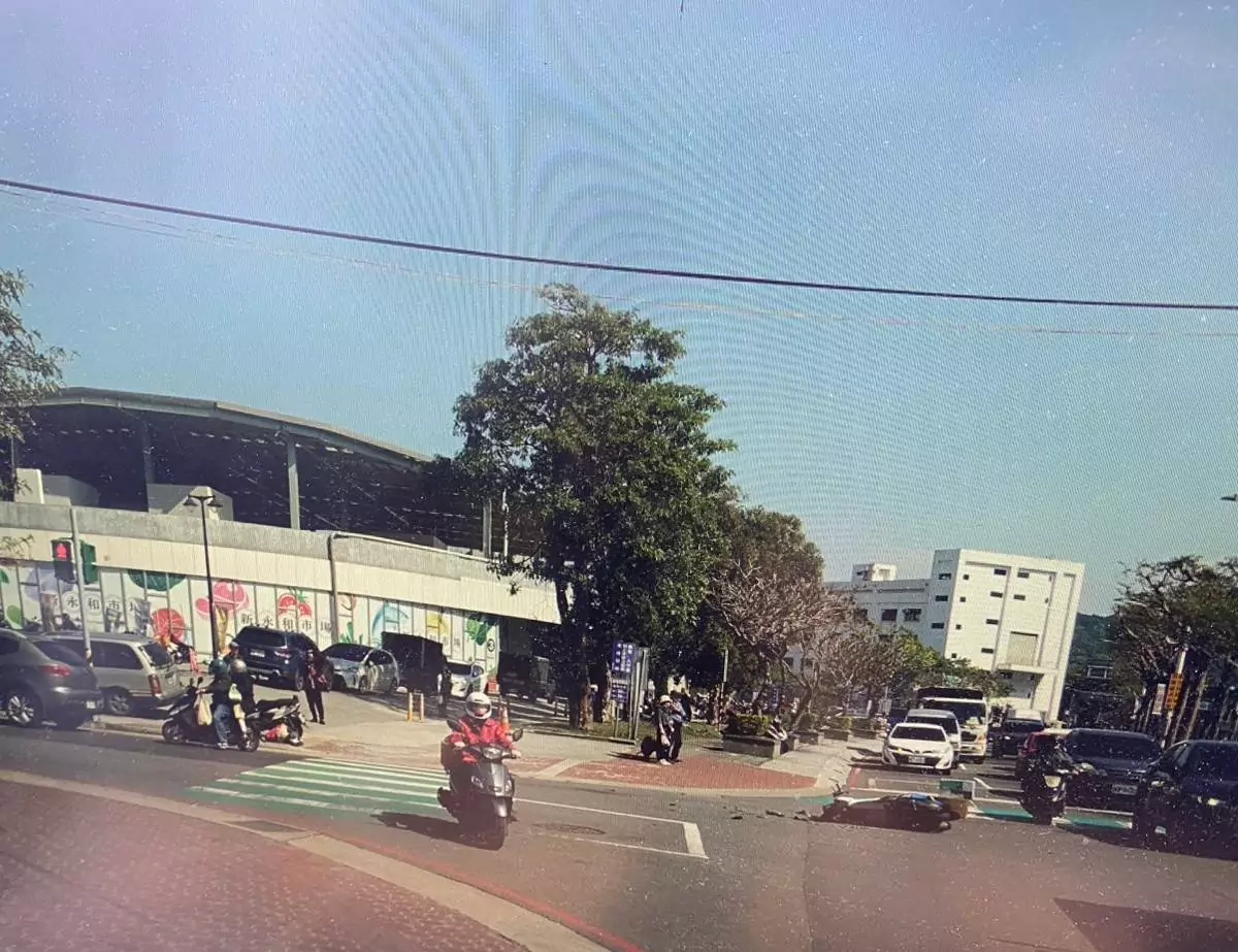 【有片】轉彎未讓直行車!騎士遭自小客擊落重摔送醫 【有片】轉彎未讓直行車!騎士遭自小客擊落重摔送醫