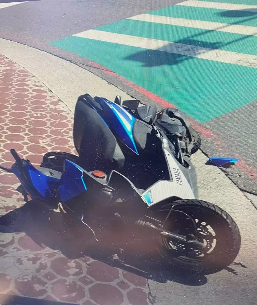 【有片】轉彎未讓直行車!騎士遭自小客擊落重摔送醫 2467204 0