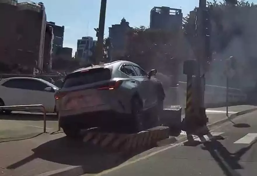 【有片】桃園小客車恍神猛撞變電箱 警巡邏「目睹」急救援 【有片】桃園小客車恍神猛撞變電箱 警巡邏「目睹」急救援