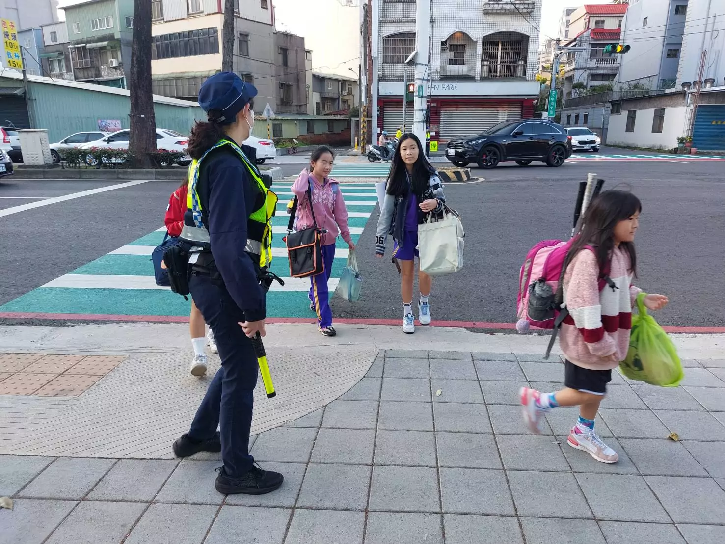 開學首日不慌張!桃警啟動護童專案 守護孩子平安入校門 開學首日不慌張!桃警啟動護童專案 守護孩子平安入校門