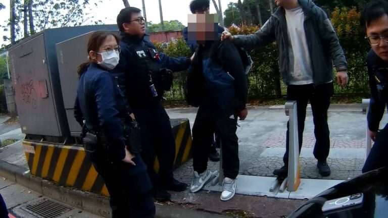 滑手機露餡！男子違規停車遭搜出「喪屍菸彈」下場慘了