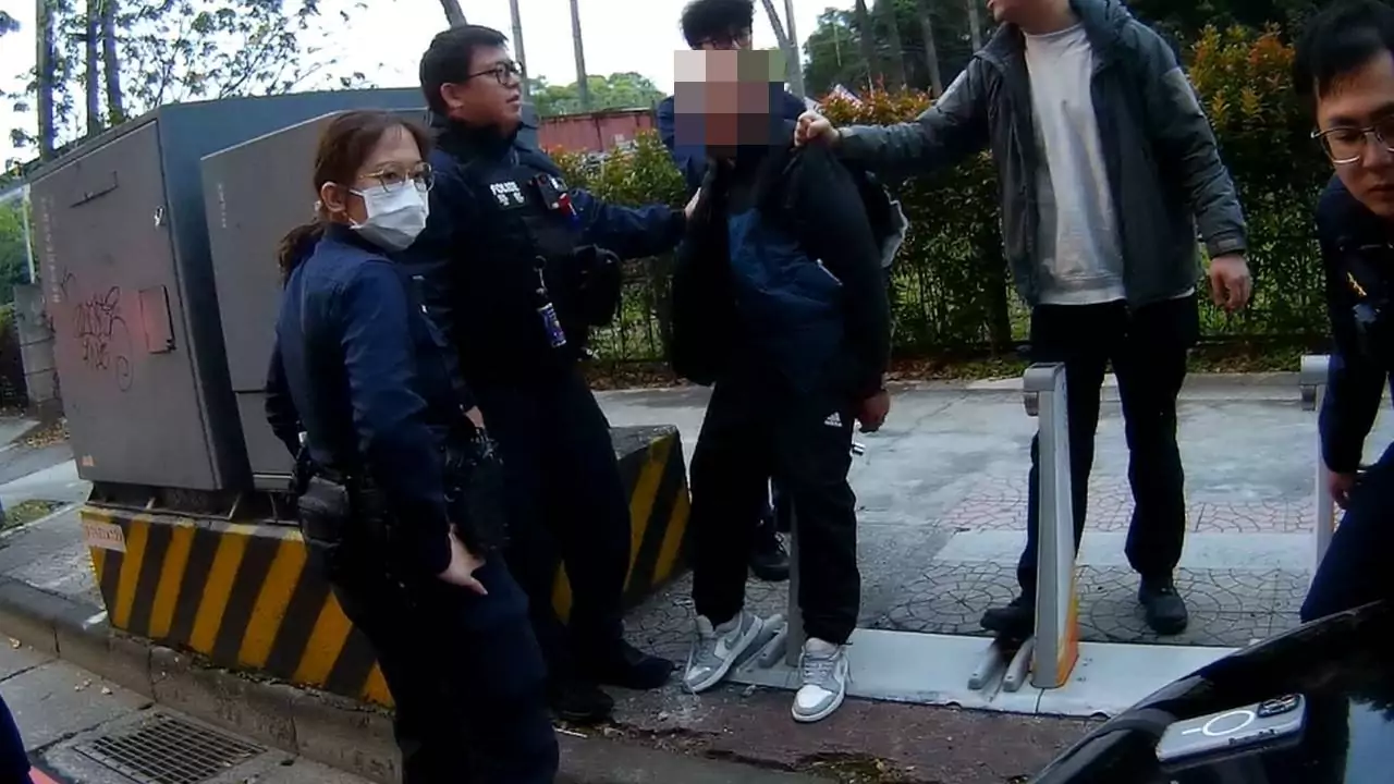 滑手機露餡!男子違規停車遭搜出「喪屍菸彈」下場慘了 滑手機露餡!男子違規停車遭搜出「喪屍菸彈」下場慘了