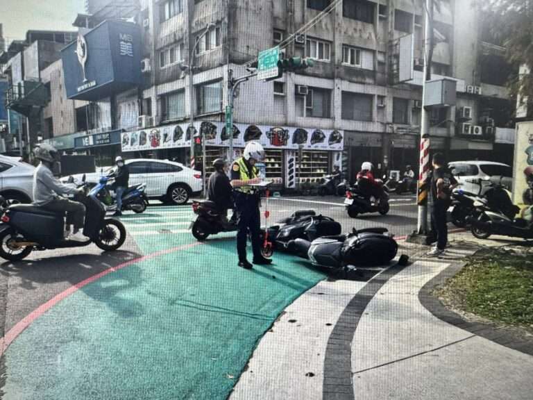 【有片】路口違規「切西瓜」！對向騎士閃避不及對撞慘摔