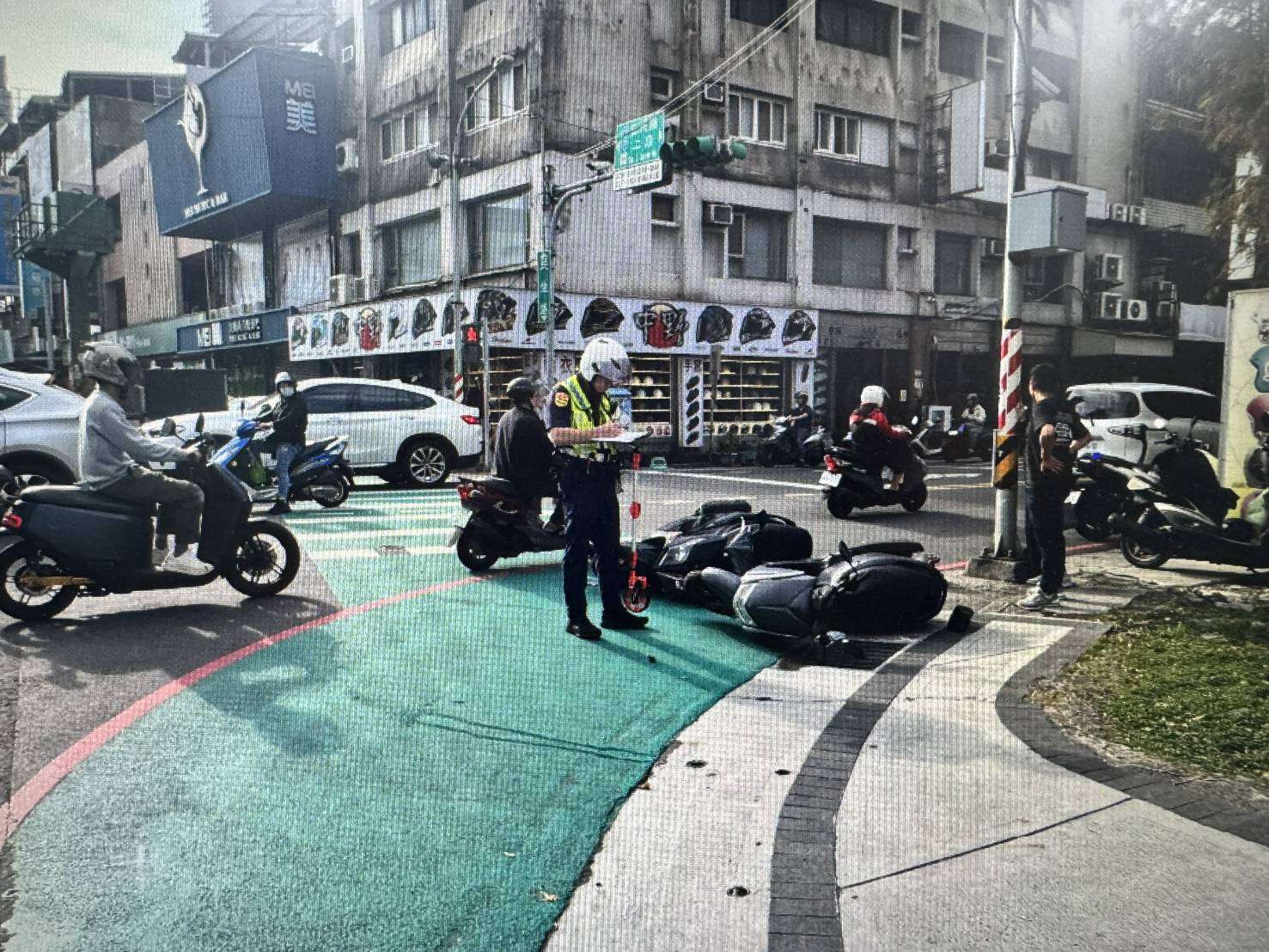 【有片】路口違規「切西瓜」!對向騎士閃避不及對撞慘摔