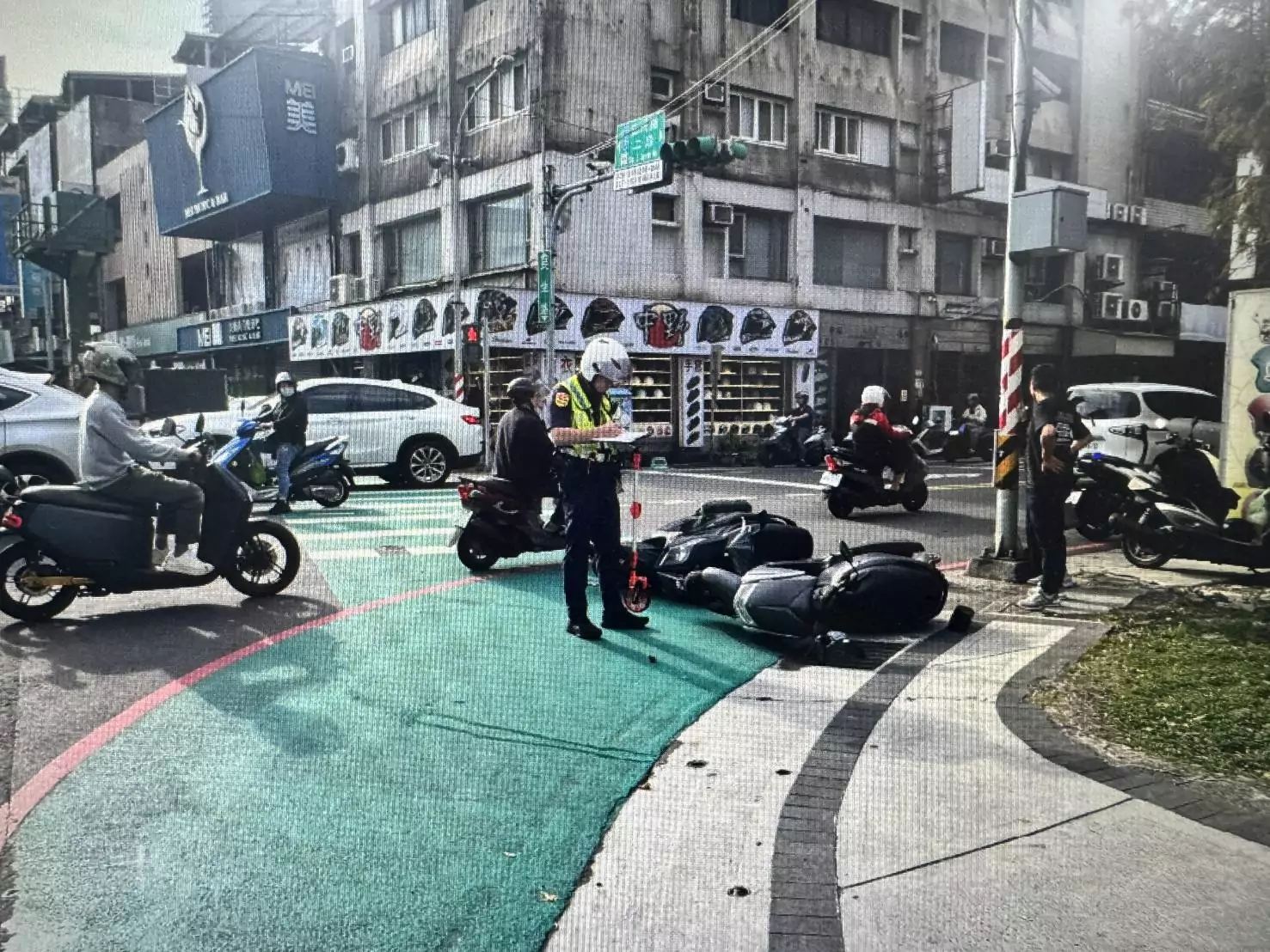 【有片】路口違規「切西瓜」!對向騎士閃避不及對撞慘摔 【有片】路口違規「切西瓜」!對向騎士閃避不及對撞慘摔