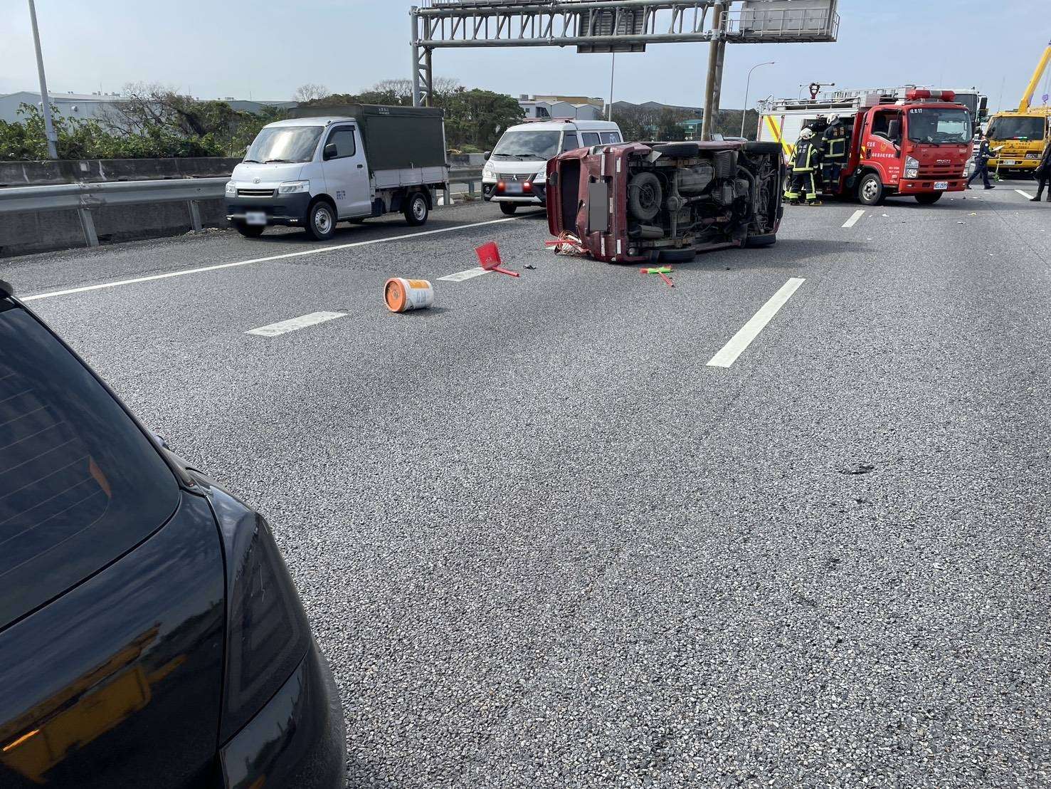 國1中壢5大小車連環撞 多車翻覆6人受傷送醫 256265 0