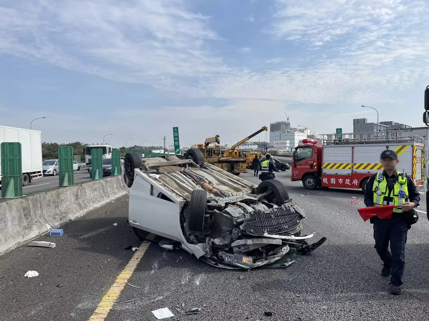 國1中壢5大小車連環撞 多車翻覆6人受傷送醫 國1中壢5大小車連環撞 多車翻覆6人受傷送醫