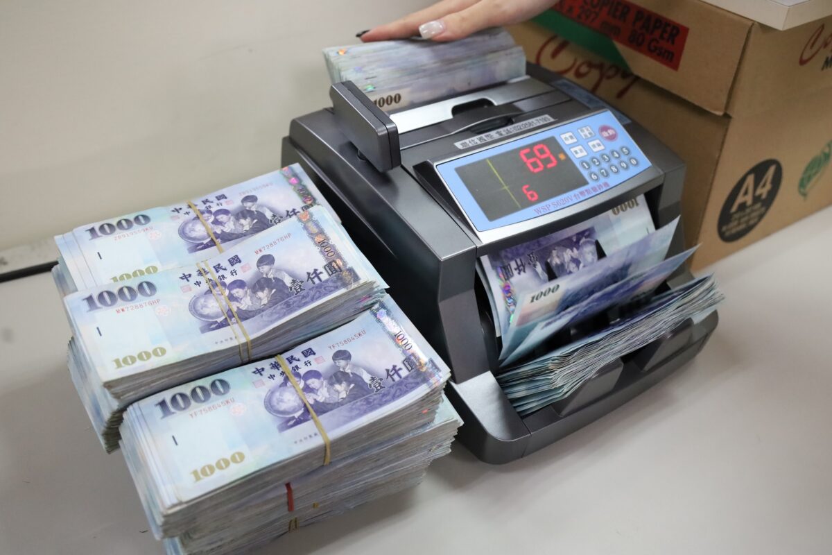 男私帶1.5公斤金塊闖海關遭扣 桃園分署「法拍」逼出301萬罰鍰 2 2