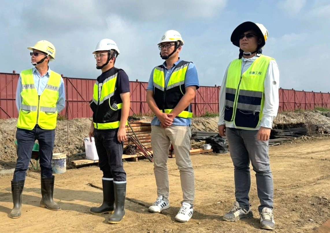 推動桃園重大建設、工程風險預警有功 工務局4人獲張善政表揚 3.↑督導「龍慈路延伸至台66線道路新闢工程」 劉碩閎科長左2