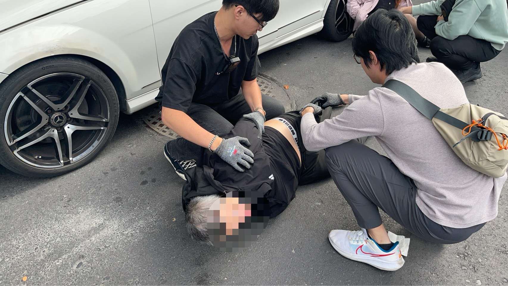 幫派懷疑遭通風報信強擄人!神像前動私刑鐵鎚斷指勒索50萬