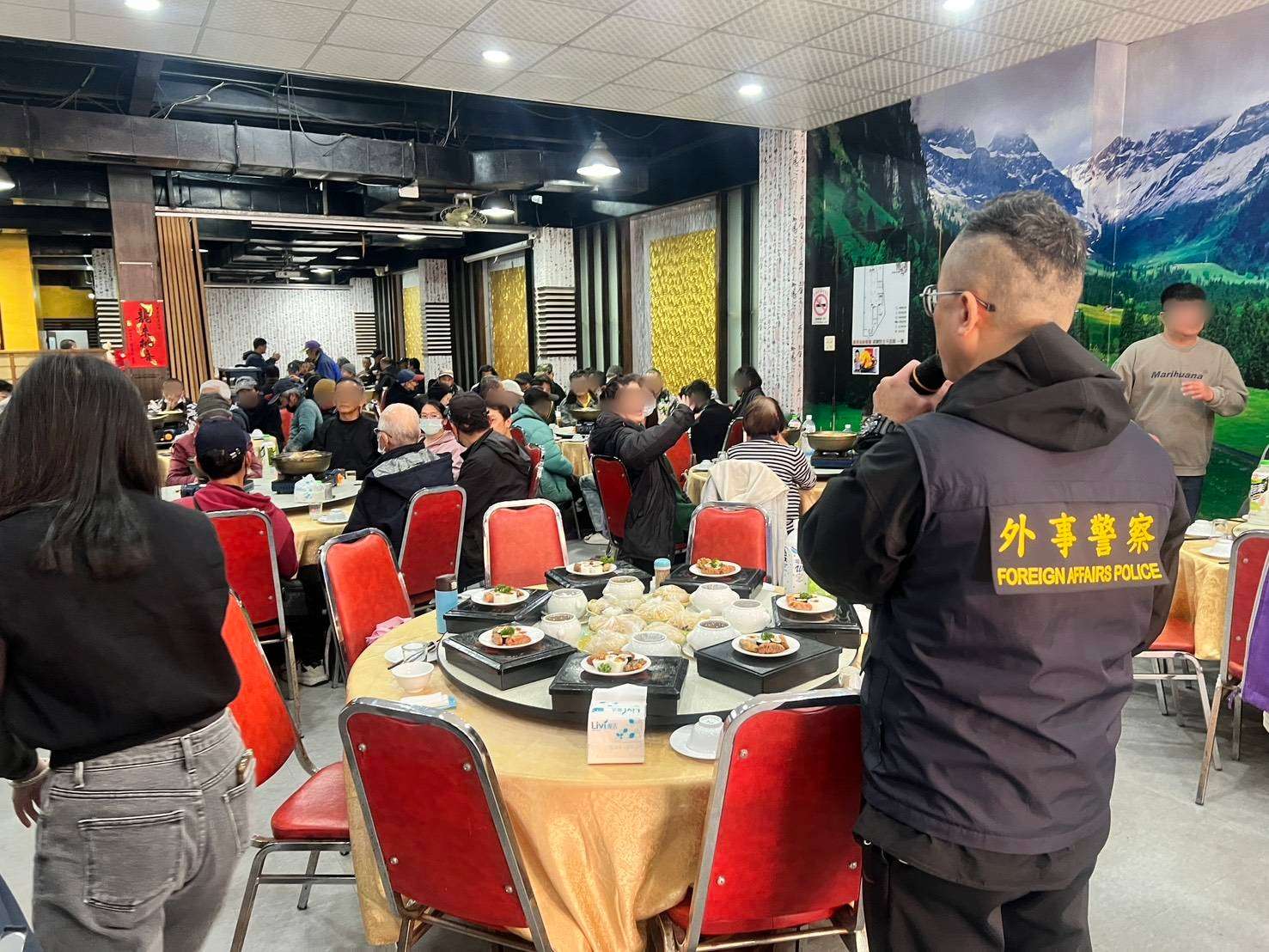 中壢警結合社會局春節活動關懷街友 揭「賣帳戶、當車手」詐騙陷阱