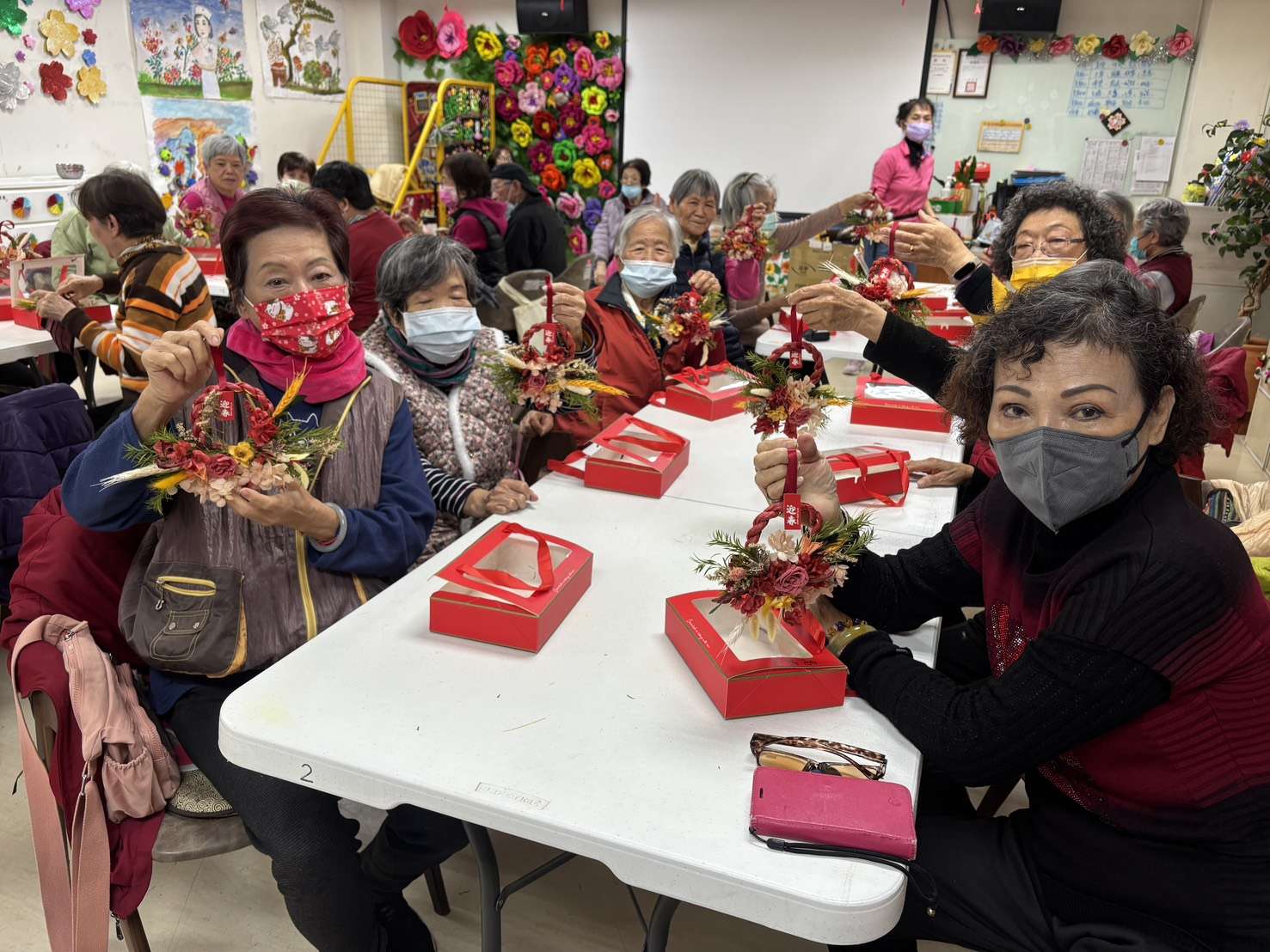 北榮桃分院長樂居DIY活動迎新春 長輩手作永生花繩感受年味