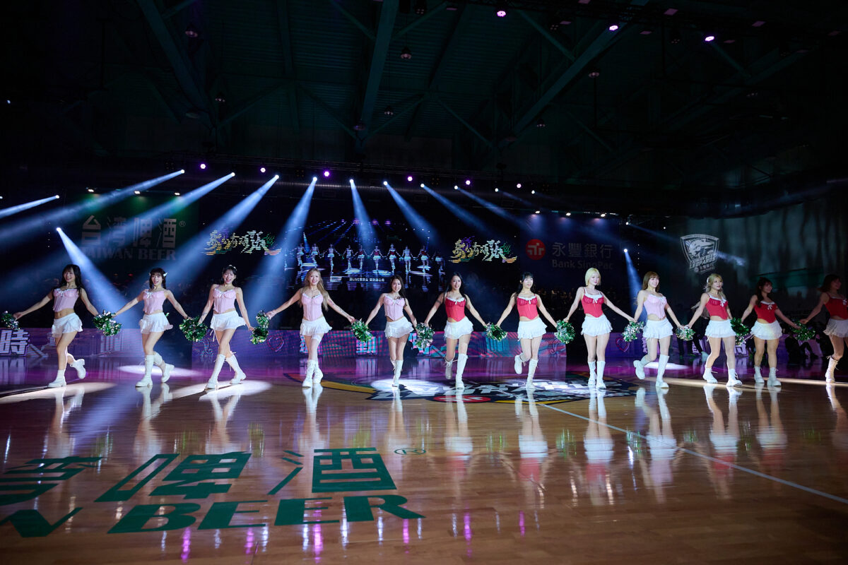 雲豹情人節主題週湧入滿場球迷 韓籍電豹女化身愛神應援助陣 333