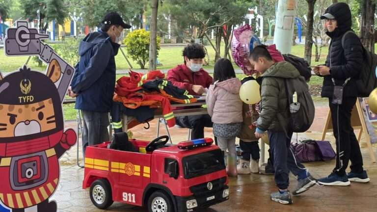 桃消龍岡分隊防災宣導寓教於樂 民眾闖關領消防衣造型平安符