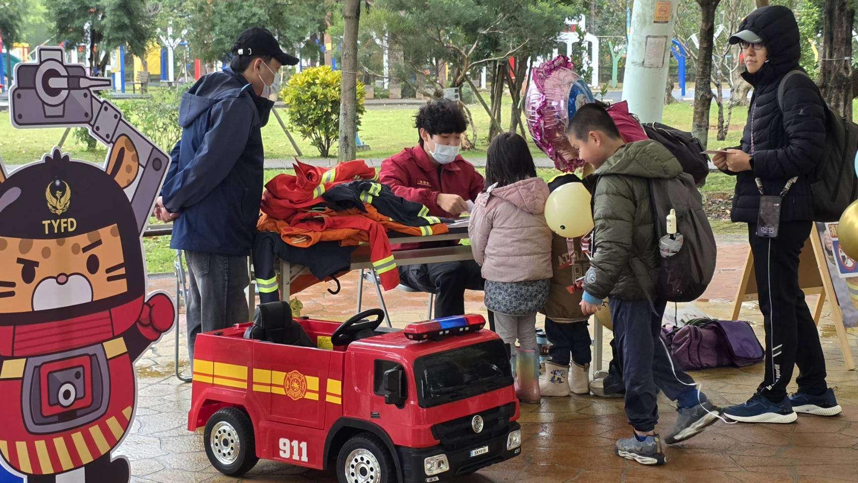 桃消龍岡分隊防災宣導寓教於樂 民眾闖關領消防衣造型平安符