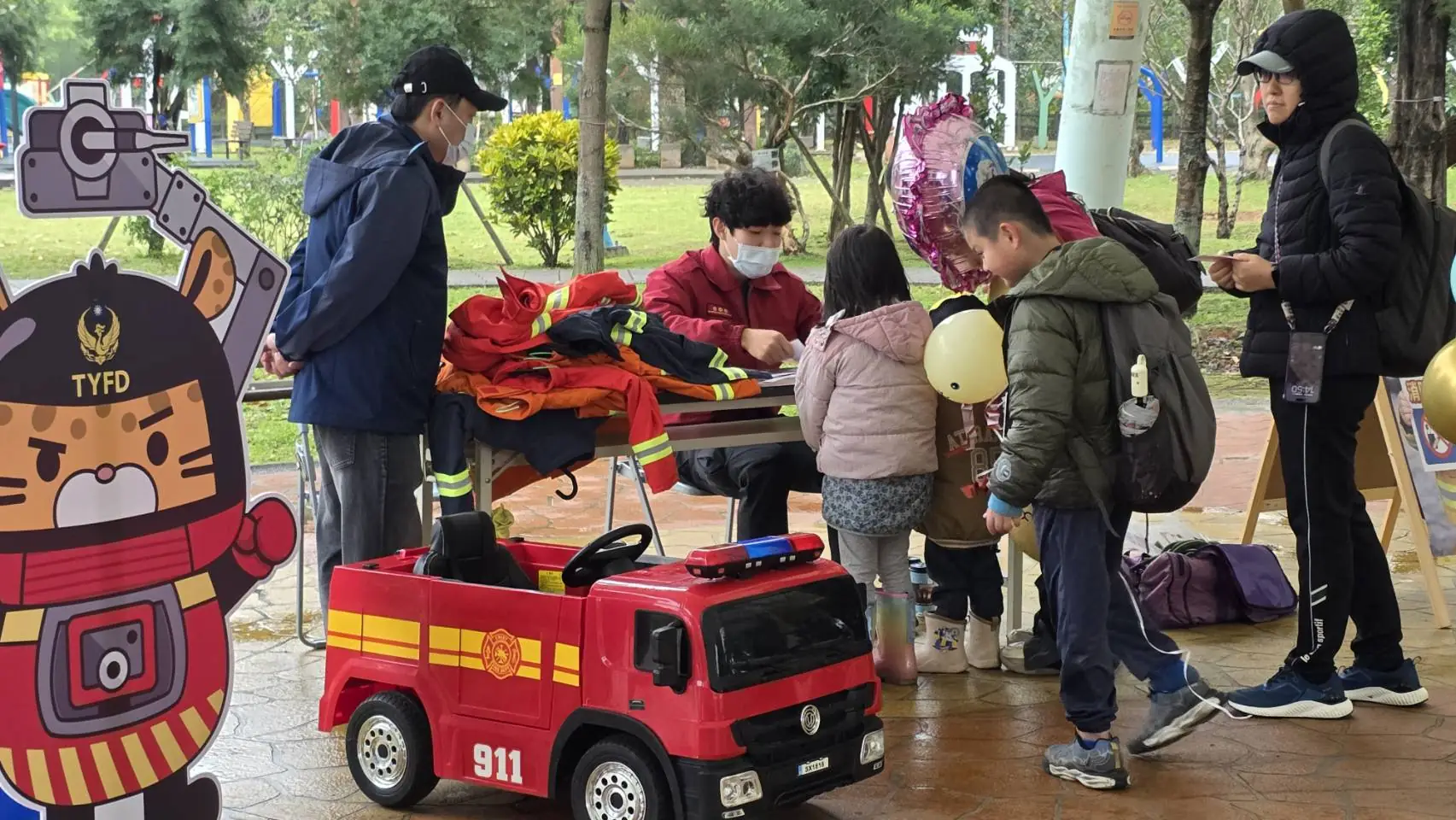 桃消龍岡分隊防災宣導寓教於樂 民眾闖關領消防衣造型平安符 桃消龍岡分隊防災宣導寓教於樂 民眾闖關領消防衣造型平安符