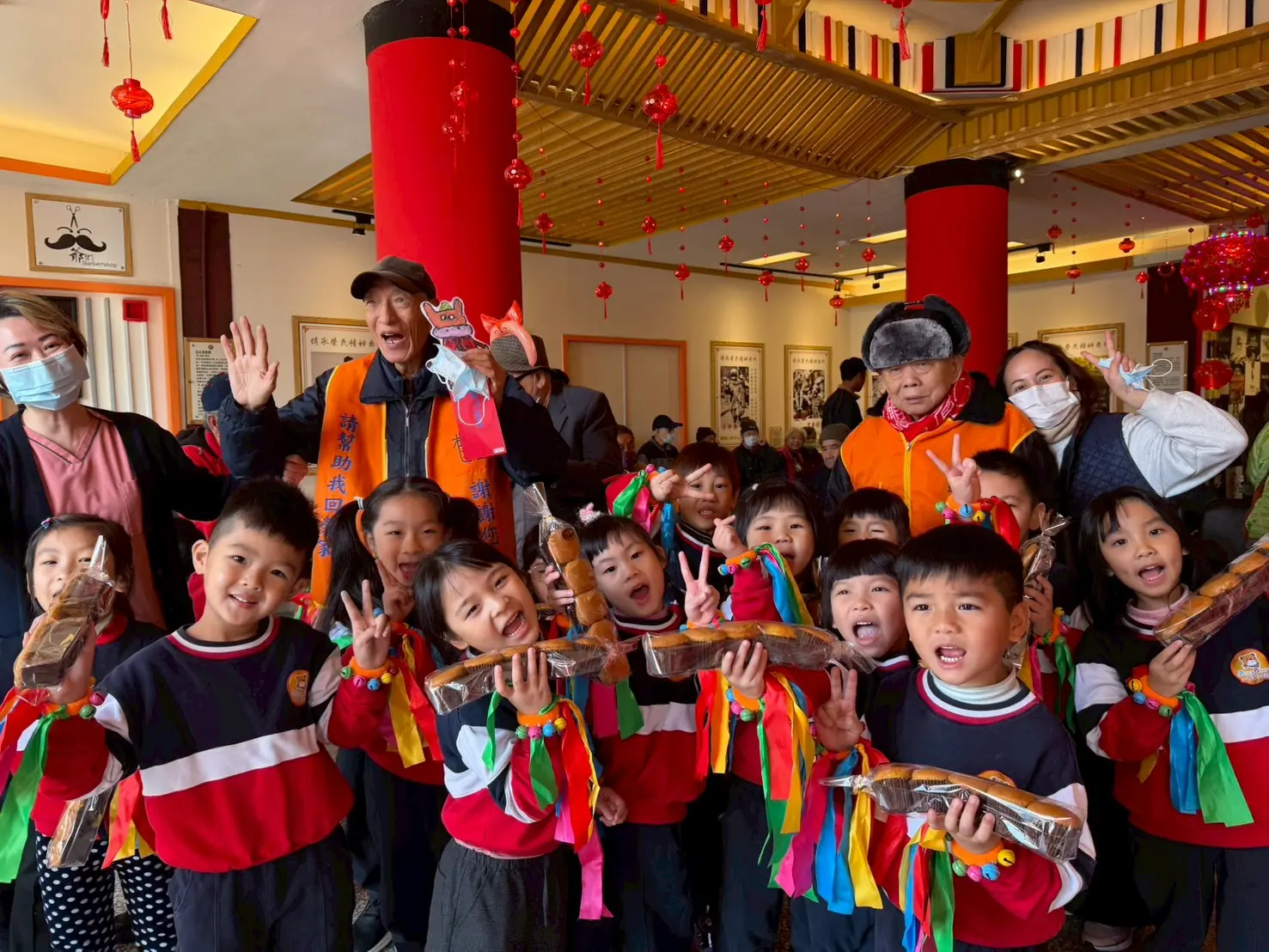 桃園榮家點亮200盞燈火 老幼共融賀新春打造溫馨家園感 桃園榮家點亮200盞燈火 老幼共融賀新春打造溫馨家園感