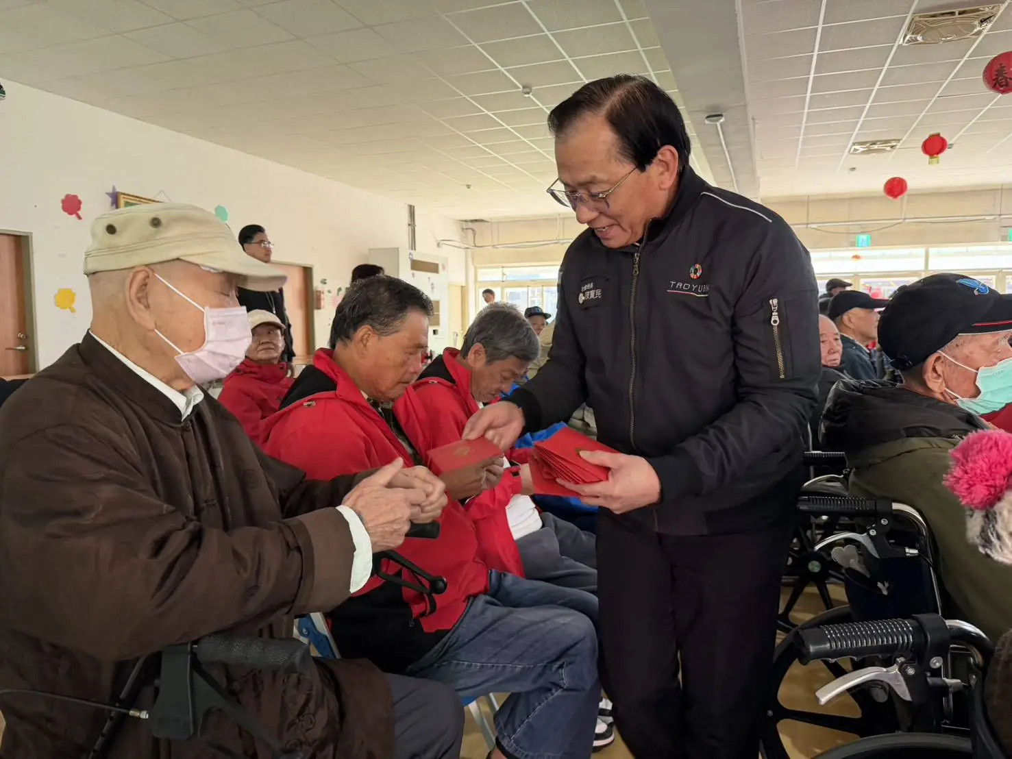 桃園榮家迎新春聯歡會 陳寶民向長輩拜年同歡 桃園榮家迎新春聯歡會 陳寶民向長輩拜年同歡