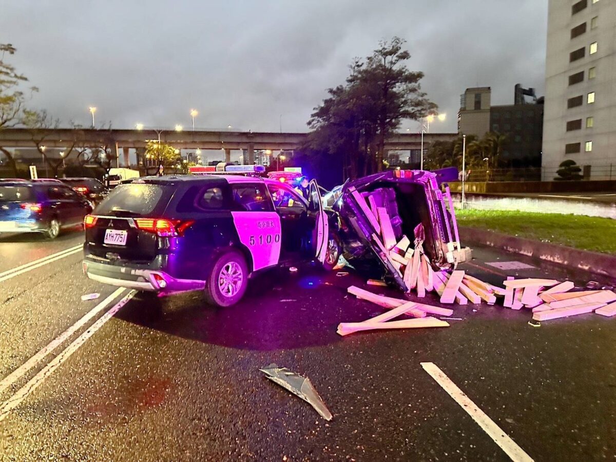 【有片】南崁交流道驚見警匪追逐!男駕贓車撞警車翻覆 破窗搜出毒品吸食器 【有片】南崁交流道驚見警匪追逐!男駕贓車撞警車翻覆 破窗搜出毒品吸食器