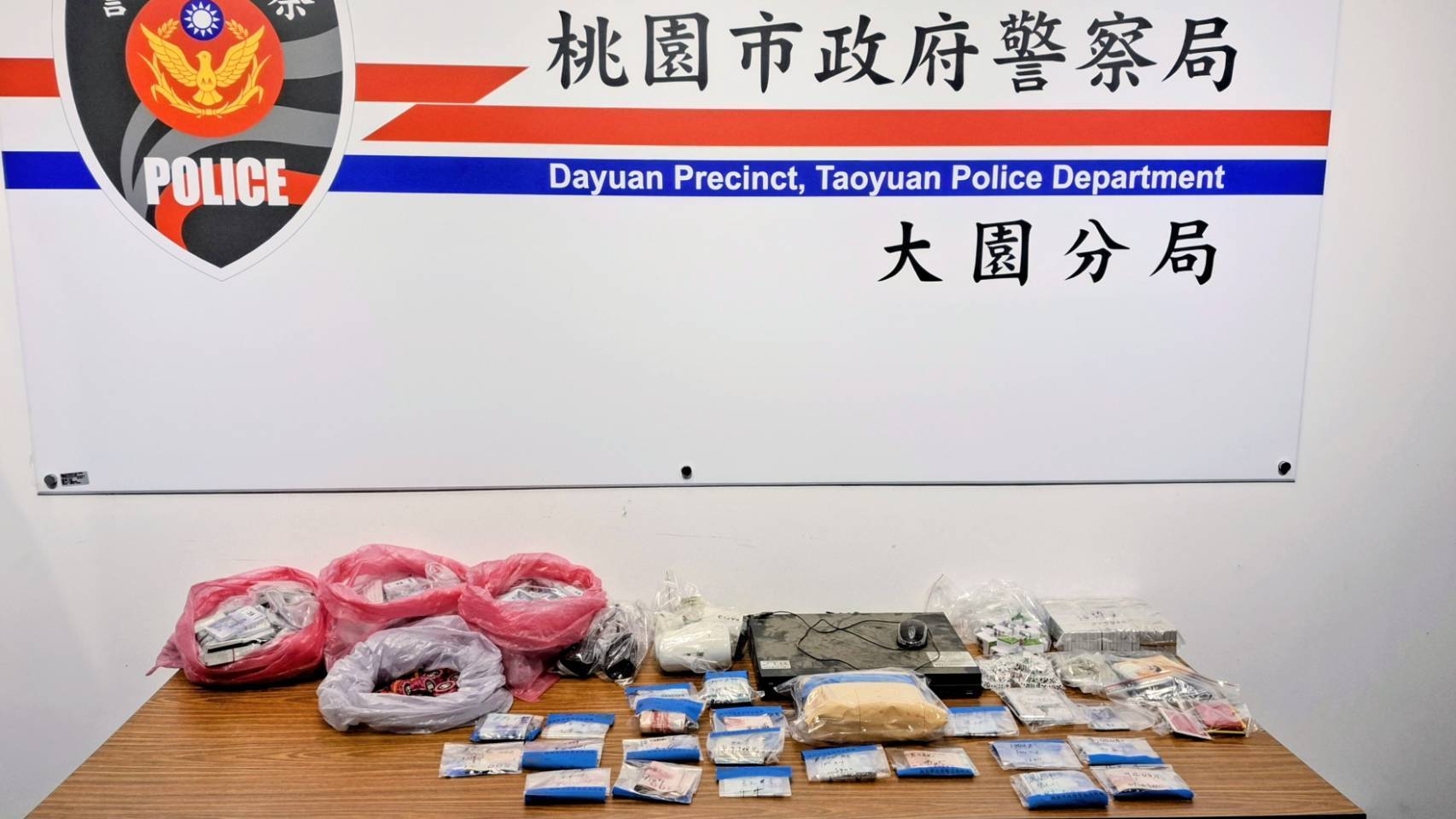 推筒子麻將賭場藏身鐵皮屋 大園警查扣逾150萬元賭資、籌碼 421770 0