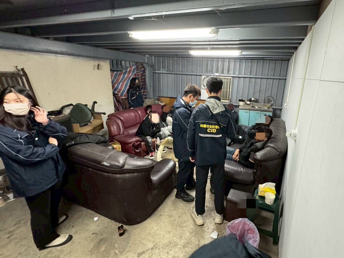 推筒子麻將賭場藏身鐵皮屋 大園警查扣逾150萬元賭資、籌碼 推筒子麻將賭場藏身鐵皮屋 大園警查扣逾150萬元賭資、籌碼