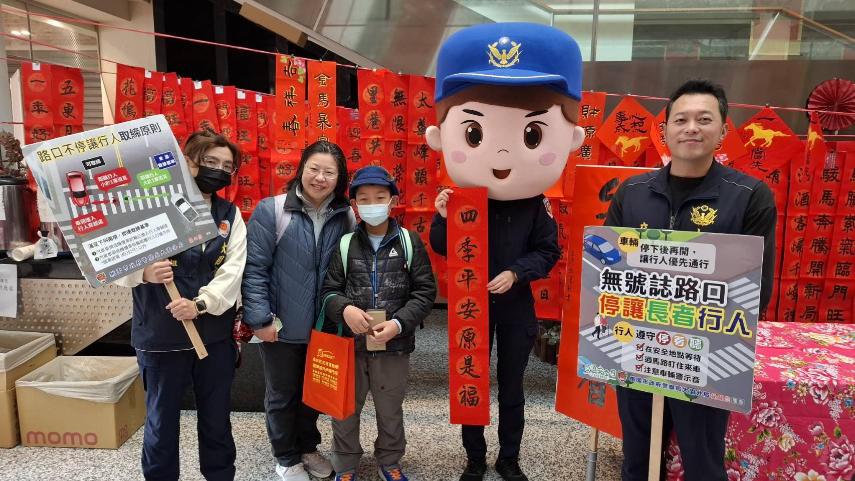 大園警前進春聯揮毫活動 強化民眾交通安全觀念 422033 0