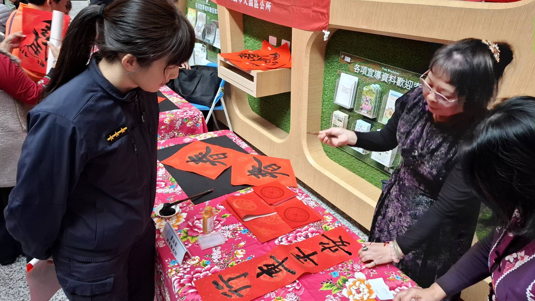 大園警前進春聯揮毫活動 強化民眾交通安全觀念 422037