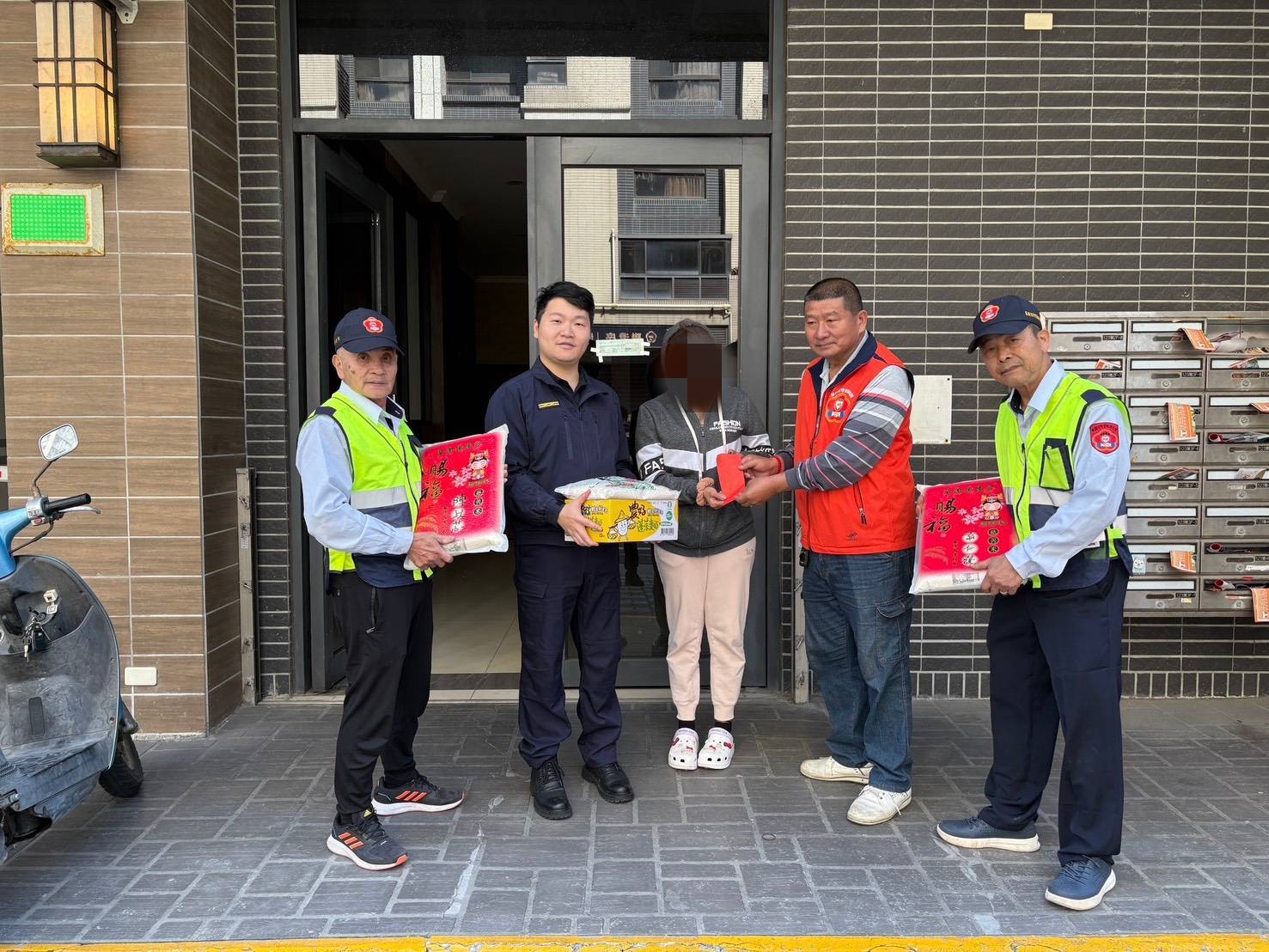 大園警深入社區發送愛心物資 關懷弱勢長者守護春節治安平穩