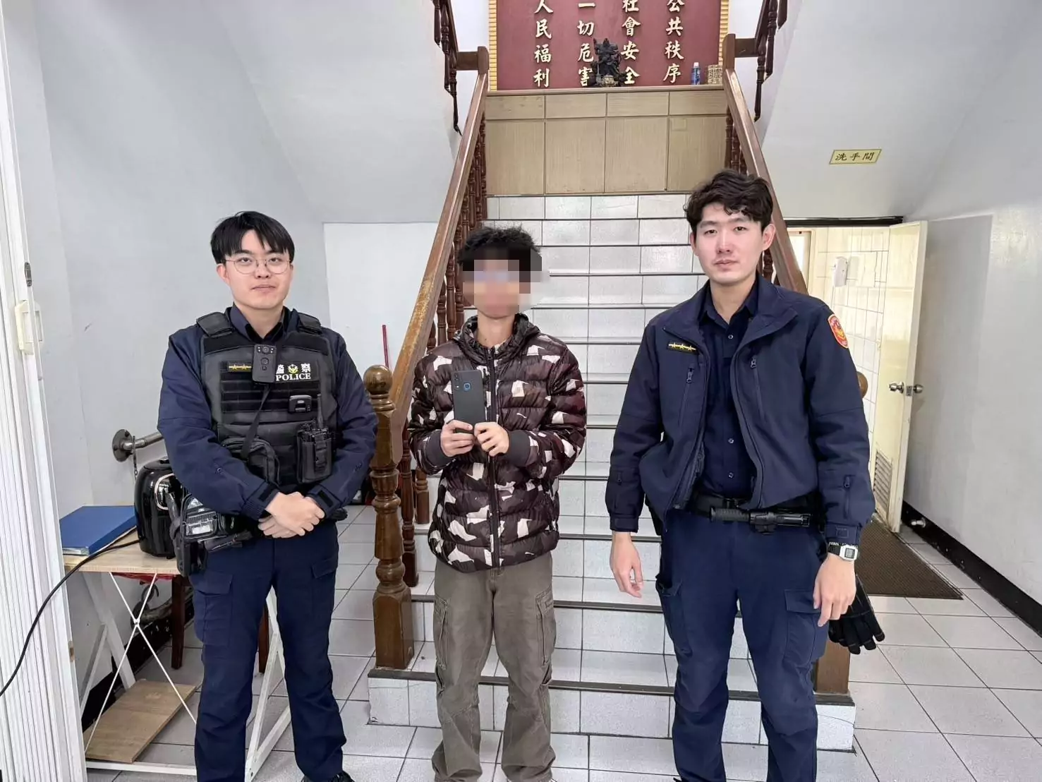 菲籍男手機掉公車急報案 大園警積極聯繫客運順利找回 菲籍男手機掉公車急報案 大園警積極聯繫客運順利找回