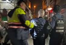 7旬翁1原因倒臥路旁發抖 大園警暖心伸援送返家