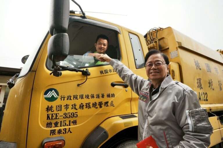 桃市垃圾初四全面恢復收運 張善政親赴清潔中隊致贈慰勞品