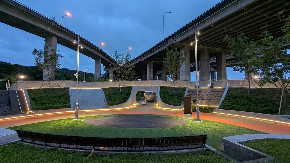 4↑「平鎮運動公園遊戲場景觀改善工程」夜間照明