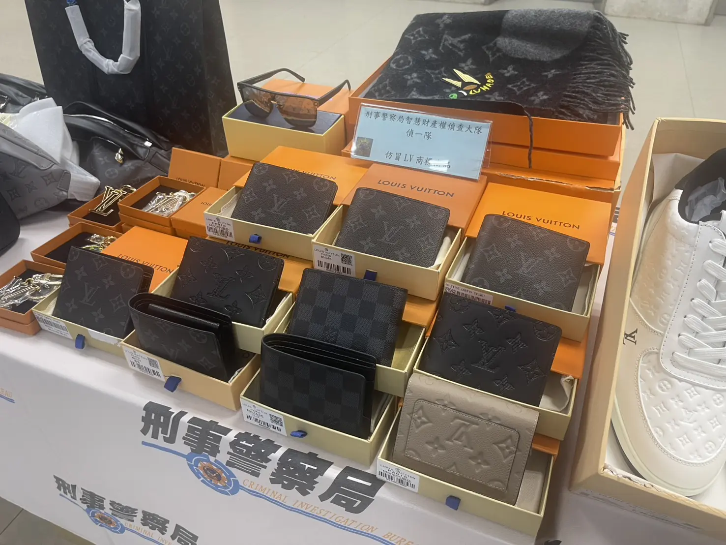 賣盜版LV、BURBERRY侵權市值逾2億 仿冒精品集團15人被逮 賣盜版LV、BURBERRY侵權市值逾2億 仿冒精品集團15人被逮
