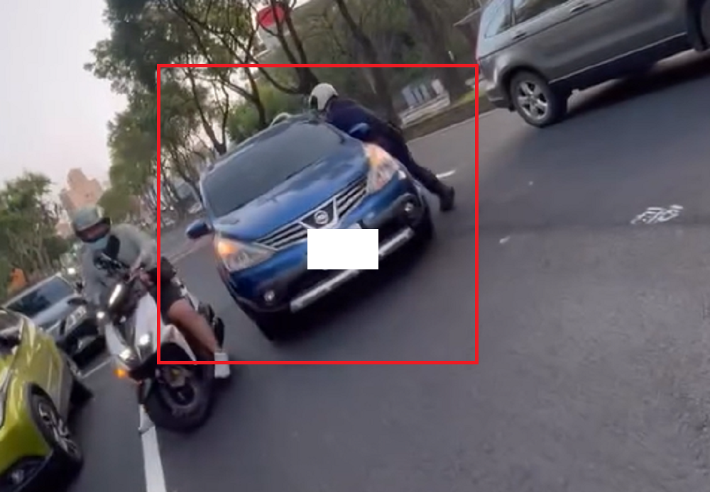 【有片】龜山無照駕駛拒檢加速逃 「巴庫」拖行員警驚險瞬間曝 5s4fg5w4f5w4fg