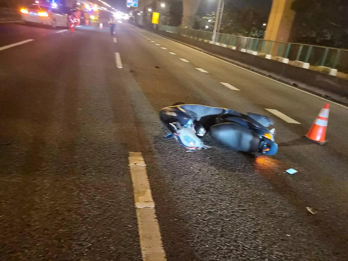 移工騎機車誤闖國1內壢段 與3車擦撞噴飛再遭後車追撞 移工騎機車誤闖國1內壢段 與3車擦撞噴飛再遭後車追撞