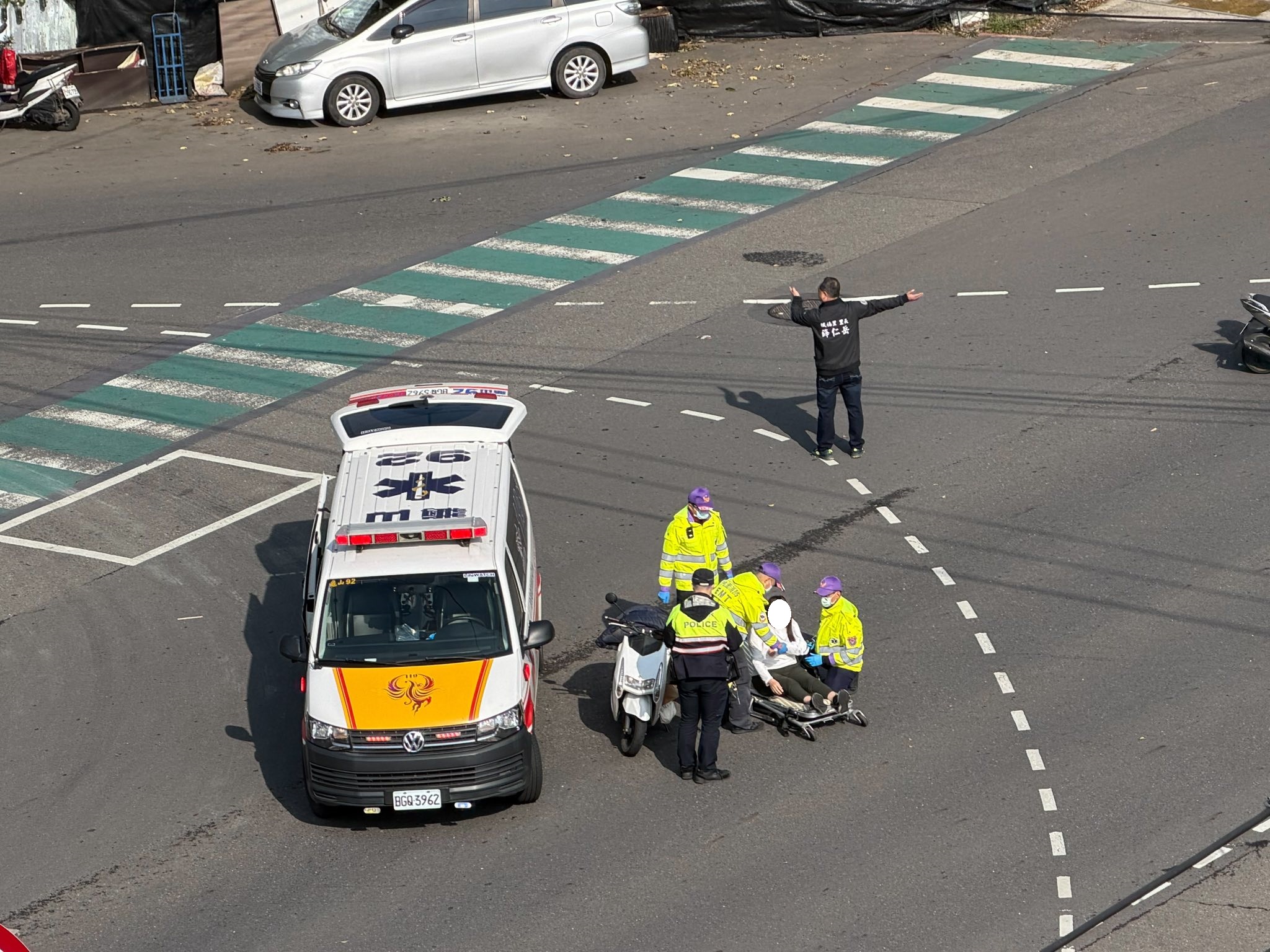 龜山資收車、機車碰撞!女騎士受傷送醫 里長急上前指揮交通 627538433 122157909218714307 2629543802621729032 n